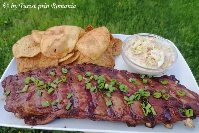 glazură ușoară, coleslaw crocant.